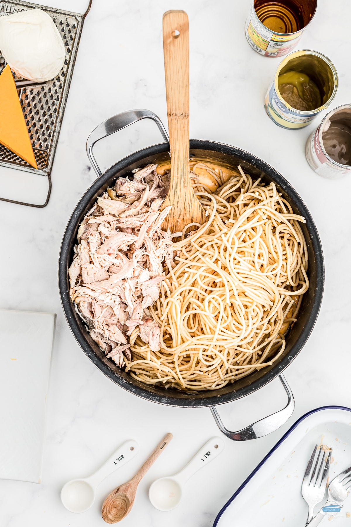 pot of cooked spaghetti noodles with chicken